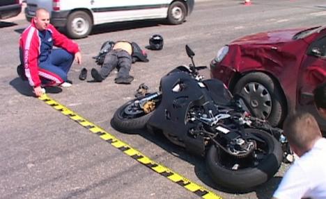 Poliţist motociclist mort, din cauza unui şofer grăbit care nu i-a acordat prioritate (FOTO/VIDEO)